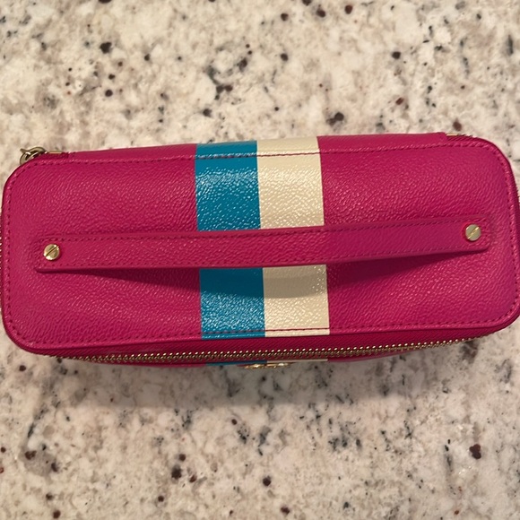 Tory Burch Leather Case 3x8x3” For Travel&On The Go Inside Pocket w/Tear See Pic - Picture 3 of 8
